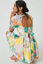Robe d'été courte à manches bouffantes et à volants, motif tie-dye arc-en-ciel - Multicolore